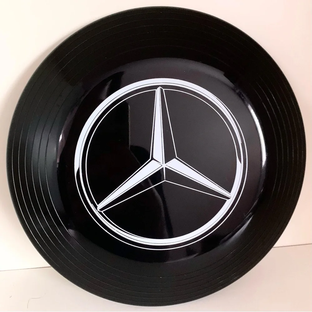 Hold Mercedes Benz frisbee